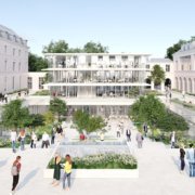 Un bâtiment moderne en verre à plusieurs étages se dresse au centre d'une cour paysagée remplie de plantes, de fleurs et de passerelles. Entourés de bâtiments de style classique, plusieurs personnes sont vues en train de marcher, de s'asseoir et de converser dans cet espace ouvert et aéré, un véritable aménagement hôtelier sur mesure réalisé par notre division contract.