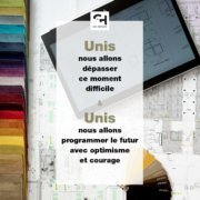 L'image présente une collection de matériaux et d'outils de conception, notamment un échantillon de couleur, des échantillons de tissu et des plans architecturaux entourant une tablette. Le texte en français se lit comme suit : « Unis nous allons dépasser ce moment difficile & Unis nous allons programmer le futur avec optimisme et courage. » Cette scène capture l’essence de l’excellence du design sur mesure.