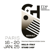 Affiche événementielle pour Maison & Objet au Parc des Expositions de Paris Nord Villepinte, présentant un design abstrait en noir et blanc avec le texte : "Paris 16-20 Jan. 25, Hall 6-Italie, Stand 146F", le logo de l'Agence Commerciale Italienne et GH & Partners : Design et innovation pour l’espace Club VIP & Presse d’EquipHotel Paris 2024.