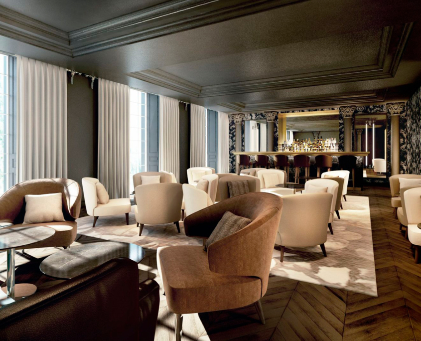 Elegante lounge con poltrone morbide, tavolini e grandi finestre con tende trasparenti; sullo sfondo c'è un bar con sgabelli e scaffali a specchio e lo spazio è caratterizzato da pareti scure e pavimenti in legno a spina di pesce.