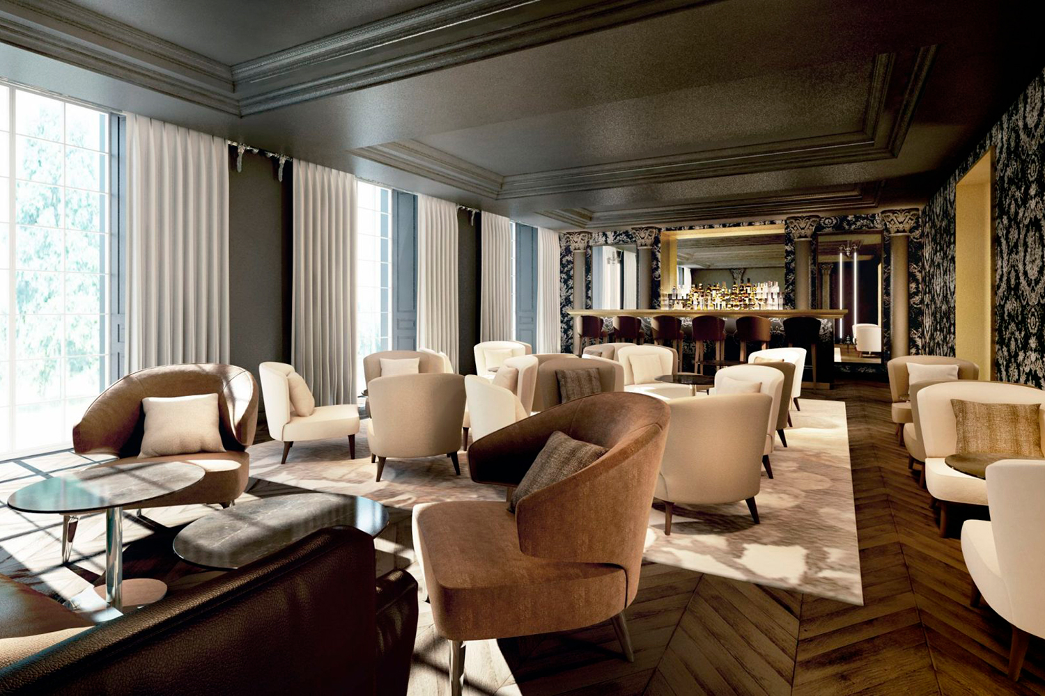 Elegante lounge con poltrone morbide, tavolini e grandi finestre con tende trasparenti; sullo sfondo c'è un bar con sgabelli e scaffali a specchio e lo spazio è caratterizzato da pareti scure e pavimenti in legno a spina di pesce.
