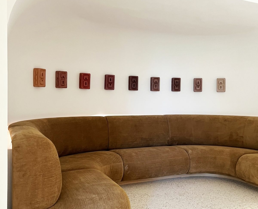 Banquette courbe en velours dans une alcôve arrondie – Île de Bendor, agencement GH & Partners