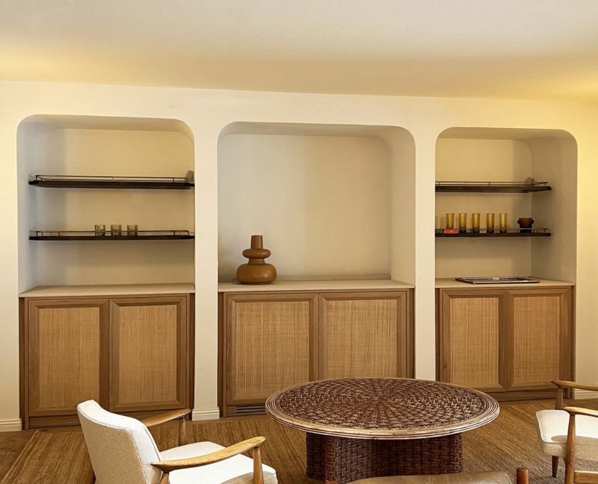 Niches cintrées avec meubles bas en chêne et rabane – Île de Bendor, agencement GH & Partners