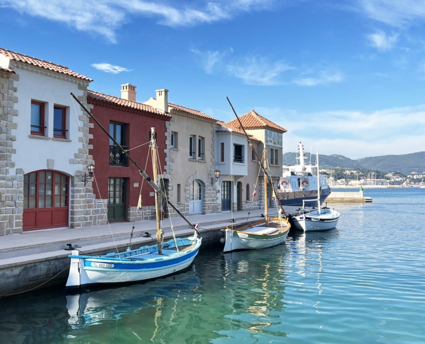 Port de l'Île de Bendor avec pointus provençaux et façades colorées – GH & Partners