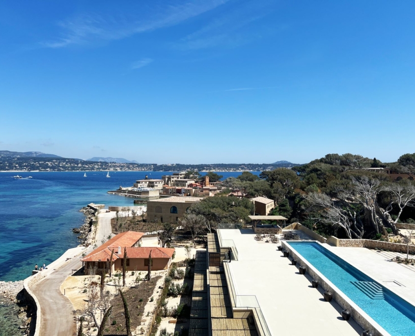 Piscine et vue sur la mer depuis l'Île de Bendor – projet hôtelier GH & Partners
