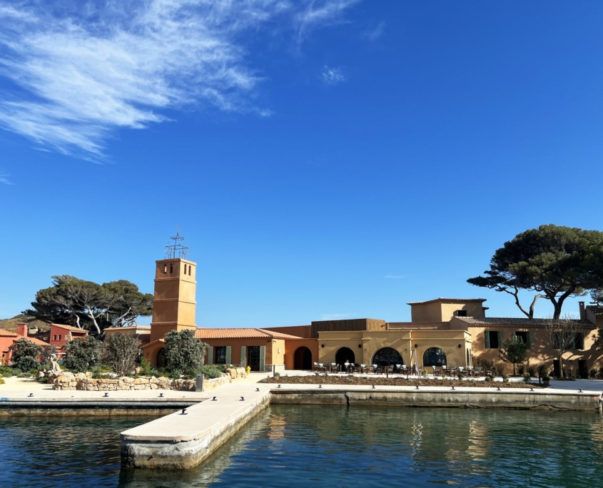 Tour provençale et terrasses sur le port de l'Île de Bendor – GH & Partners